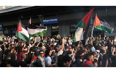 Manifestazione pro Palestina, indagini della Questura sull’occupazione alla stazione di Bologna: “Già venti identificati”