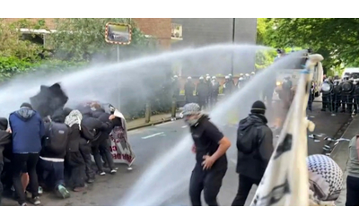 Manifestazioni pro-Palestina a Parigi e Bruxelles, tensione nella capitale belga: la polizia ricorre a idranti e lacrimogeni
