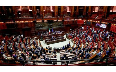 Manovra, maggioranza divisa sulle multe ai No Vax cancellate: in 7 di Fi votano con il Pd