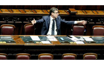 Manovra, per l’esame in aula (in ritardo) il governo lascia i banchi vuoti. Toccata e fuga di Giorgetti, proteste delle opposizioni