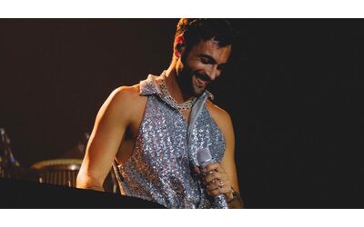 Marco Mengoni spoilera il nuovo singolo a Maria De Filippi, Antonella Clerici e Matteo Berrettini: inedita operazione marketing a sorpresa in televisione