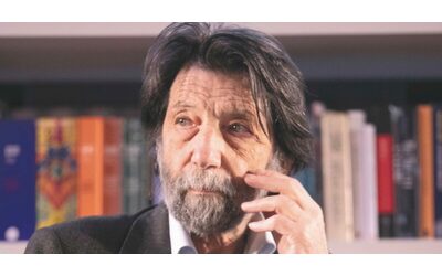 Massimo Cacciari si sposa a 81 anni: le nozze con la 52enne Chiara Patriarca. Gli amici: “Lei sa tenergli testa, non solo dal punto di vista intellettuale”