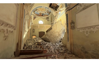 Masso sfonda la parete di una chiesa nel Comasco, il distacco causato dalle forti piogge: il video dell’interno