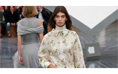Matilde Lucidi, la figlia 18enne di Bianca Balti debutta come modella alla Fashion Week di Parigi: eccola in passerella da Dior