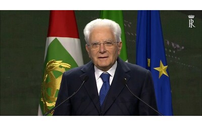 Mattarella all’Anci, standing ovation e oltre un minuto di applausi per il presidente della Repubblica