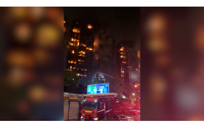 Maxi incendio a Hong Kong: diversi grattacieli avvolti dalle fiamme. Almeno quattro morti, uno è...