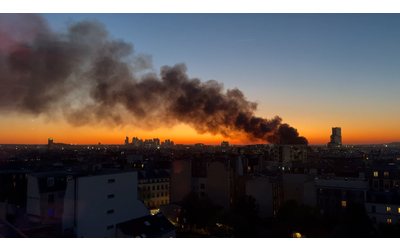 Maxi incendio a Parigi: in fiamme un centro di smistamento rifiuti. La colonna di fumo visibile in tutta la città