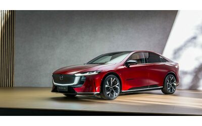 Mazda 6e, debutta la prima elettrica nativa di Mazda. E parla anche cinese – FOTO