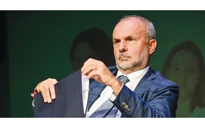 Medici e scienziati contro le nomine “anti-vacciniste” di Schillaci: “Legittima teorie antiscientifiche e offende la memoria dei morti di Covid”