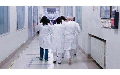 Medici furiosi contro la manovra del governo: “Stanziamenti “record”? Vergognoso e offensivo. Meloni fa austerity, così lo stato sociale rischia di saltare in aria”