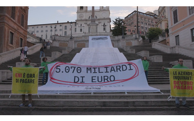 Mega scontrino srotolato sulla scalinata di Trinità dei Monti, Greenpeace: “È il prezzo che paghiamo per la crisi climatica” – Video