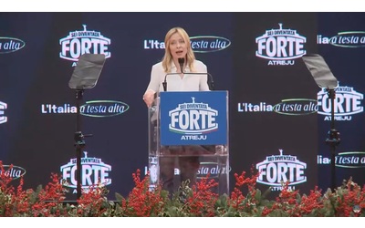 Meloni A sinistra mangiano dal kebabaro da una settimana rosicano per la cucina italiana patrimonio dell Unesco