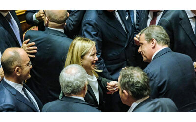 Meloni accetta l’invito di Calenda e va al congresso di Azione: assenti i leader dell’opposizione