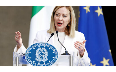 Meloni al congresso della Lega: “Coalizione coesa e compatta. Sostegni ai settori colpiti dai dazi”