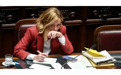 Meloni attacca Pd e M5s: “Non funzionano le macumbe, fate corsi di voodoo. Stipendi dei ministri? Davate soldi pubblici a Grillo”