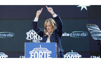 Meloni attacca Schlein dal palco di Atreju Sono venuti tutti i leader solo lei rimasta a casa Il loro campo largo lo abbiamo riunito qui