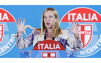 Meloni esalta il dibattito all’estero, ma in Italia preferisce sottrarsi