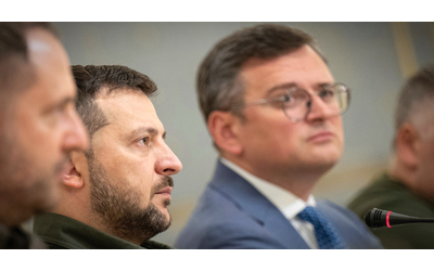 “Mentalità sovietica”, l’ex Kuleba contro Zelensky sul divieto di espatrio: “All’estero non vuole voci libere”