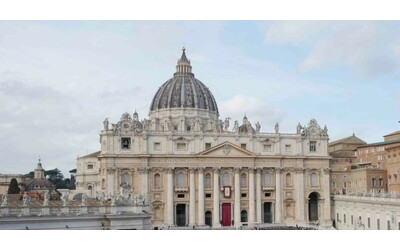 Messa a San Pietro senza il Papa, il cardinale Tolentino: “Preghiamo per lui”. Poi legge l’omelia scritta da Bergoglio per gli artisti