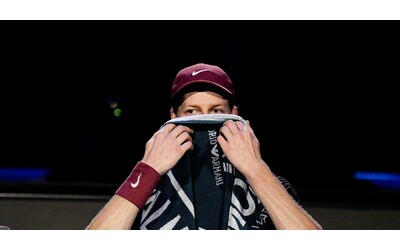 Mi copro la testa con l asciugamano No no non per soffiarmi il naso sto bene Sinner tranquillizza tutti in vista della finale