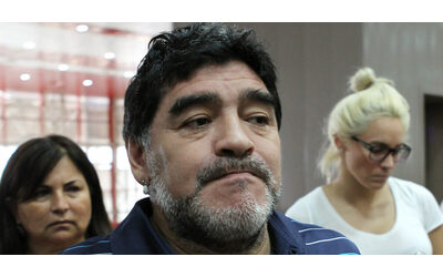 “Mi diceva di portarlo via e che aveva paura”. La testimonianza dell’ex moglie di Maradona