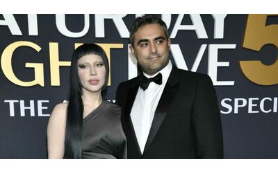 “Mi ha regalato non uno, ma due anelli di fidanzamento. Uno è un filo d’erba, l’altro un diamante da quasi 2 milioni”: la rivelazione di Lady Gaga
