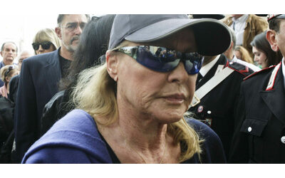 Mi ha sottratto 18 milioni di franchi svizzeri Ursula Andress accusa il banchiere Eric Freymond di appropriazione indebita falsificazione di documenti e riciclaggio