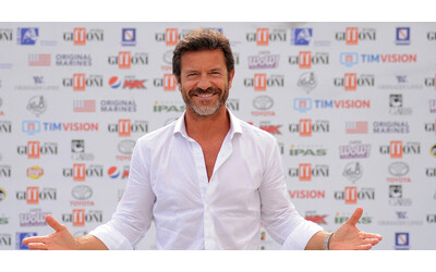“Mia moglie dice che vestito da donna sono una bella fi*a. Per spogliarmi nei night prendevo bei soldi”: le parole di Paolo Conticini
