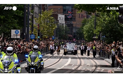 Migliaia di fan per le strade di Birmingham omaggiano Ozzy Osburne: l’ultimo saluto alla leggenda del metal – Video