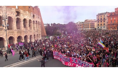 Migliaia di femministe in corteo a Roma per l’8 marzo: la marea fucsia passa davanti al Colosseo – Le immagini dall’alto