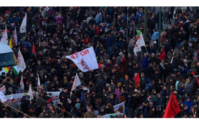 Migliaia di persone al corteo per Askatasuna a Torino c anche Zerocalcare Gli organizzatori Siamo 50mila