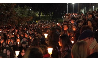 Migliaia di persone alla fiaccolata per Sara Campanella a Messina: applausi e “rumore” con le chiavi