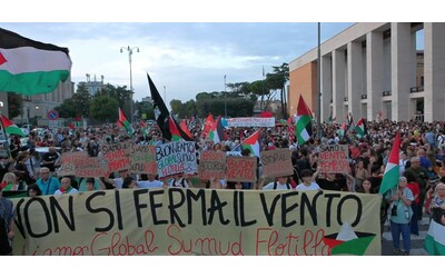 Migliaia di persone in piazza a Roma per sostenere la missione della Global Sumud Flotilla: “Se li toccano, blocchiamo tutto”