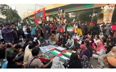 Migliaia di studenti in marcia a Dhaka: la manifestazione di solidarietà con i palestinesi di Gaza