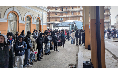Migranti a Trieste ennesimo sgombero e trasferimento per un centinaio di persone Le altre resteranno in strada