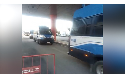 Migranti in Albania: il codazzo di bus, camionette e mezzi italiani. Ma Piantedosi: “Diseconomie? Ideologia”