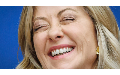 Migranti in Albania Meloni rinnova lo spreco nuovo accordo col resort 5 stelle per gli agenti Ecco quanto costa