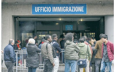 Migranti in coda per giorni per chiedere asilo, condannata la Questura di Torino: “Organizzazione discriminatoria”