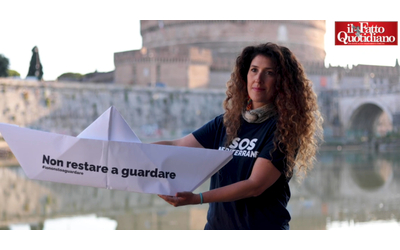Migranti, le barche di carta di Sos Mediterranee nel Tevere e nelle fontane di Roma per il soccorso in mare: “Basta morti nel Mediterraneo”