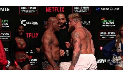 Mike Tyson schiaffeggia l’avversario Jake Paul nell’ultimo incontro pre-match