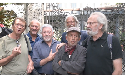 Milano, anche Claudio Bisio e i Comedians al corteo per il Leoncavallo: “Lo sgombero è stato un atto disgustoso”