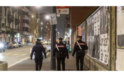 Milano, col metodo della “gomma bucata” rubano 5mila euro appena prelevati. Alla fine interviene la polizia