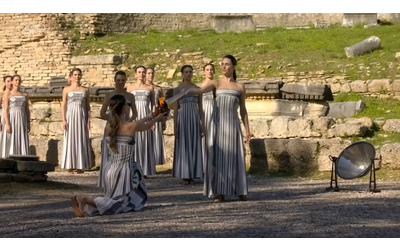 Milano Cortina 2026 accesa la fiamma olimpica la cerimonia davanti ai resti del tempio di Hera e l applauso al museo archeologico Video