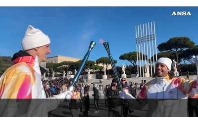 Milano-Cortina, il momento in cui Achille Polonara riceve la fiamma olimpica: “È una grande emozione anche essere in piedi”