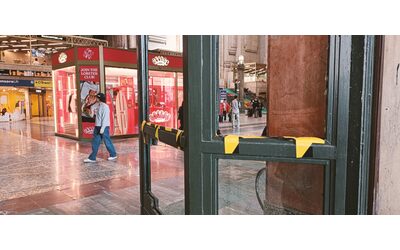 “Milano distrutta dalla guerriglia” come raccontano giornali e tv? Il giorno dopo alla stazione Centrale è tutto normale, mancano solo i vetri a due portoni
