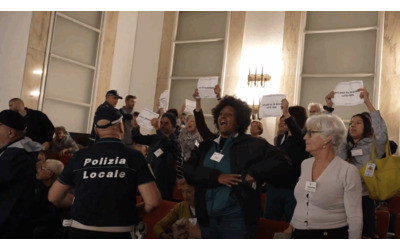 Milano, il Consiglio vota contro lo stop al gemellaggio con Tel Aviv: proteste e caos in Aula