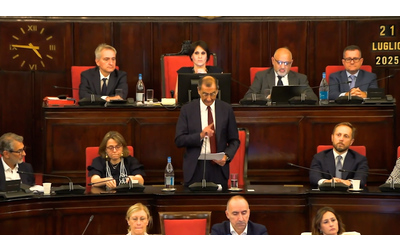 Milano, lite in aula tra il sindaco Sala e il consigliere FdI Marcora: “L’ho segnalato a Meloni”, “Mi minaccia?”