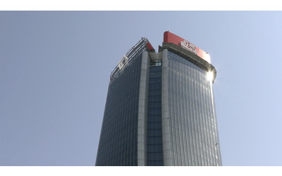 Milano, rimosso il pannello rosso dell’insegna Generali sulla Torre Hadid