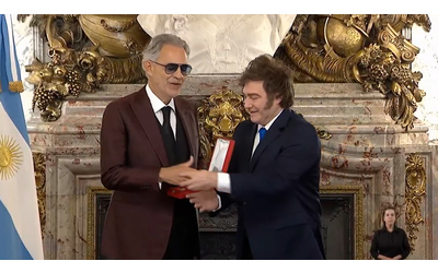 Milei tende la mano a Bocelli per stringerla poi si accorge della gaffe e se la prende da solo Video