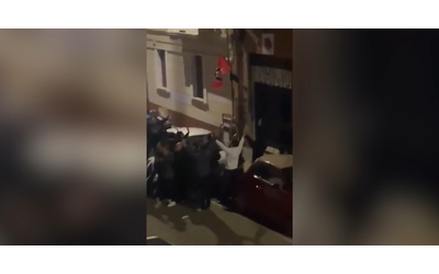 Militanti di Casapound urlano dove sono gli antifascisti E una donna risponde Qui io lo sono Il video